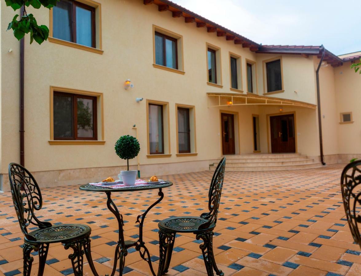 Casa Cu Nuc Hotel Alba Iulia Exterior photo